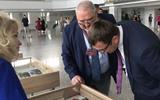 Директор Национального архива Республики Беларусь А.К. Демянюк и зав. отделом использования документов и информации М.А.Старостенко знакомят гостя мероприятия с материалами выставки IMG-e8fdba1edac29299e465250e73100a7a-V
