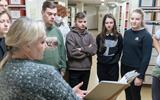 Заведующий отделом фондов личного происхождения И.В.Дорогуш ознакамливает студентов с научно-справочным аппаратом фондов партизанских формирований 7