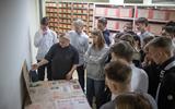 Заведующий отделом фондов личного происхождения И.В.Дорогуш рассказывает учащимся об истории партизанского движения 3