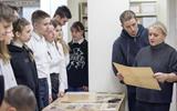 Учащиеся во время посещения архивохранилища фондов личного происхождения 7