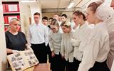 Учащиеся ознакамливаются с документами из фондов партизанских формирований 3