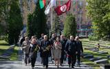 Работники архивной отрасли направляются к памятнику героям, погибшим в годы Великой Отечественной войны 2