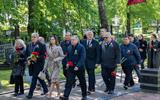 Работники архивной отрасли идут к памятнику героям, погибшим в годы Великой Отечественной войны 3