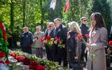 Работники архивной отрасли возлагают цветы к памятнику героям, погибшим в годы Великой Отечественной войны 4