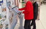 Ведущий архивист отдела использования документов и информации НАРБ В.П.Гарматный с посетителями выставки 002