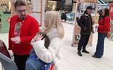 Заместитель директора НАРБ С.В.Кулинок с посетителями выставки 005