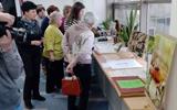 Научный сотрудник Ю.С.Веремейчик демонстрирует гостям архива гербарии редких растений из Березинского заповедника 003