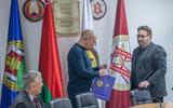 Вручение А.К.Алину памятного подарка 004