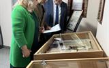 Заведующий отделом НАРБ М.А.Старостенко знакомит с архивными документами 005