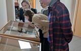 Работники НАРБ знакомятся с документами, представленными на выставке 006