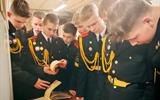 Учащиеся лицея во время посещения хранилища фондов партизанских формирований 10_на_сайт