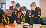 Учащиеся лицея ознакамливаются с документами по истории становления и развития различных структур органов внутренних дел Беларуси 5_на_сайт