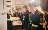 Дорогуш И.В. ознакамливает учащихся лицея с документами партизанских формирований 9_на_сайт