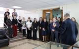 Ведущий архивист НАРБ В.Г.Мазец ознакамливает с выставкой архивных документов сотрудников Министерства юстиции Республики Беларусь 002