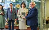 Директор НАРБ А.К.Демянюк вручает издания НАРБ Н.И.Кочановой 003