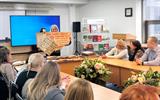 Заведующий отделом М.А.Старостенко знакомит гостей с документами по истории банковской системы БССР 3_на_сайт