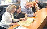 Работники «Беларусбанка» рассматривают архивные документы 4_на_сайт