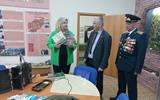 Главный инженер, заместитель председателя Минской городской организации ОО «Белорусский союз ветеранов органов пограничной службы» В.А.Баранов вручает директору школы Е.А.Климкович научно-популярные издания архива 003