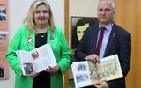 Главный инженер, заместитель председателя Минской городской организации ОО «Белорусский союз ветеранов органов пограничной службы» В.А.Баранов вручает директору школы Е.А.Климкович научно-популярные издания архива 004