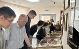 Молодые архивисты знакомятся с документами на выставке 003