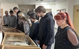 Молодые архивисты знакомятся с документами на выставке 004