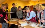 Знакомство с процессом реставрации документов проводит ведущий архивист отдела обеспечения сохранности документов и фондов З.С.Шугаева 3_на_сайт