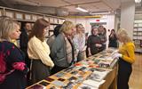Ведущий архивист отдела фондов личного происхождения Т.И.Брилева знакомит гостей с документами личных фондов 6_на_сайт