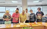 И.В.Дорогуш И.В. ознакамливает учащихся и педагогов с документами партизанских формирований 6_на_сайт