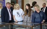 Сотрудники Министерства юстиции Республики Беларусь и Департамента по архивам и делопроизводству Министерства юстиции Республики Беларусь знакомятся с выставкой архивных документов 005