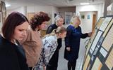 Работники НАРБ знакомятся с архивными документами 002
