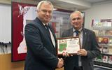 Заместитель председателя Первомайской районной г. Минска организации РОО «Белая Русь» Кузнецов Э.А. вручает Благодарственное письмо главному инженеру архива Баранову В.А. 004_на_сайт