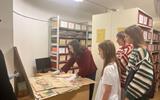 Сестры работника НАРБ Ю.Баубыр на экскурсии в архивохранилище 7_на_сайт